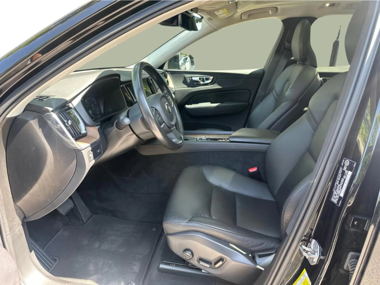 2021 Volvo XC60 T6 AWD Momentum Image principale