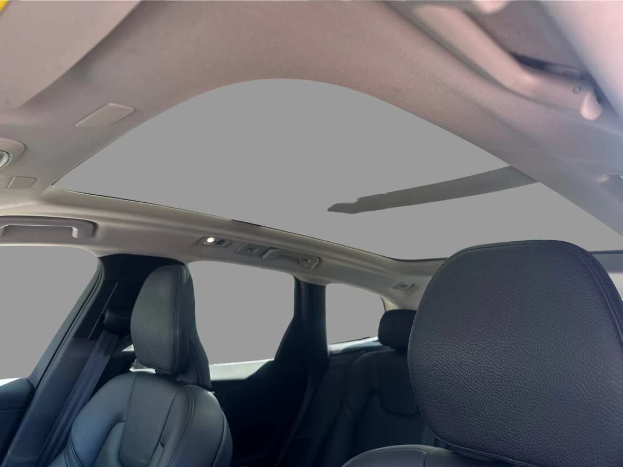 2021 Volvo XC60 T6 AWD Momentum Image principale