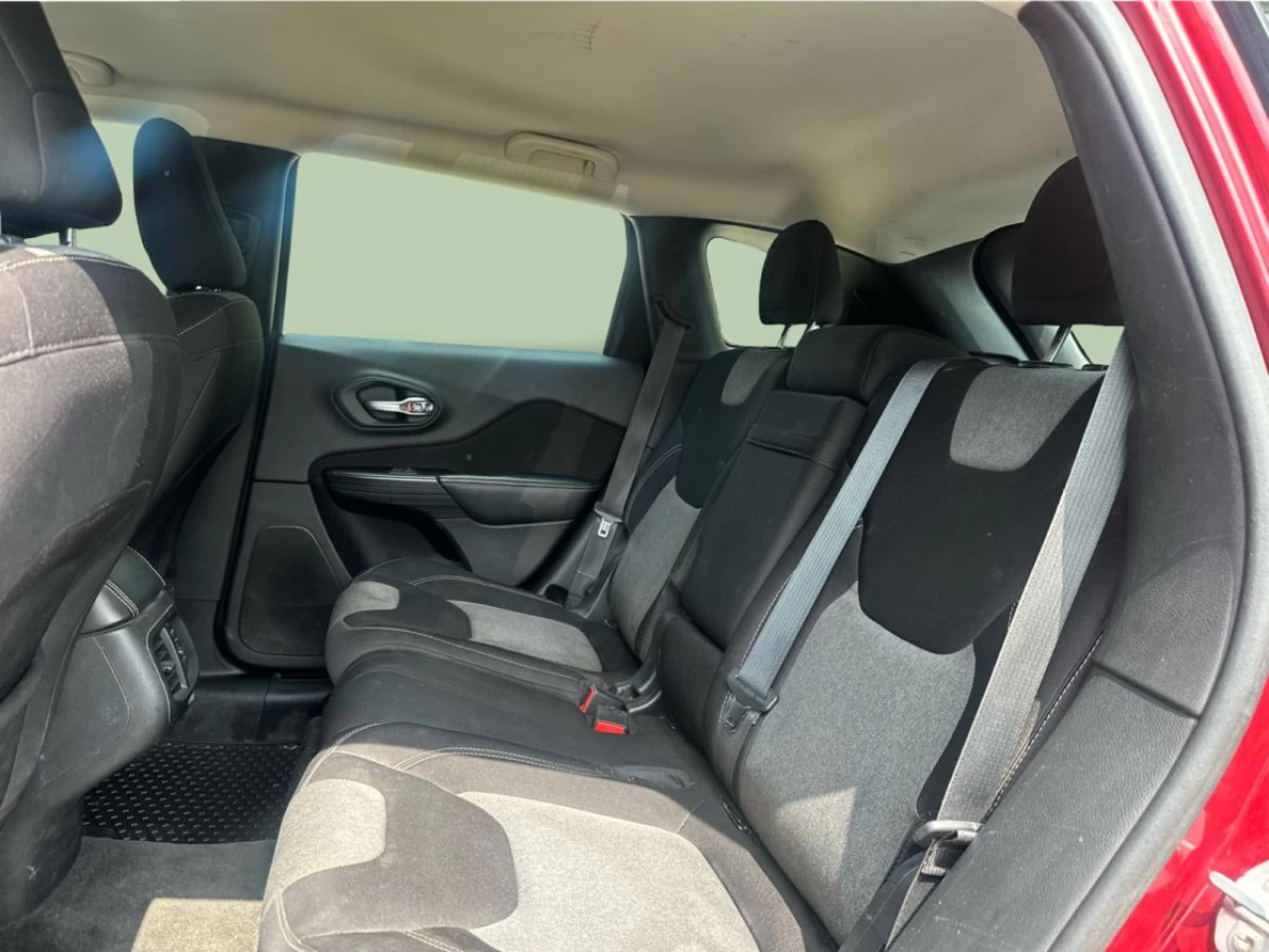 2015 Jeep Cherokee FWD 4dr Sport Main Image