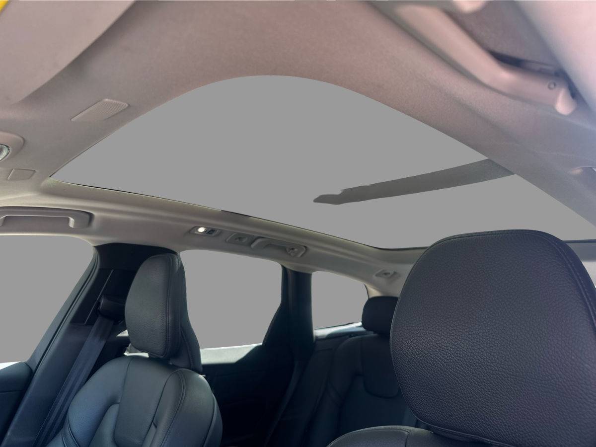 2021 Volvo XC60 T6 AWD Momentum Image principale